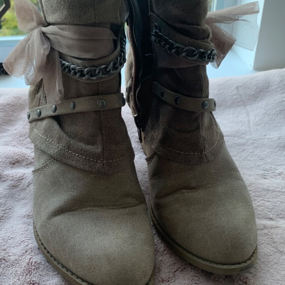 Ankle Boots-Bows, Chains, Studs, Cowgirl (Size 6) - Picture 5 of 6